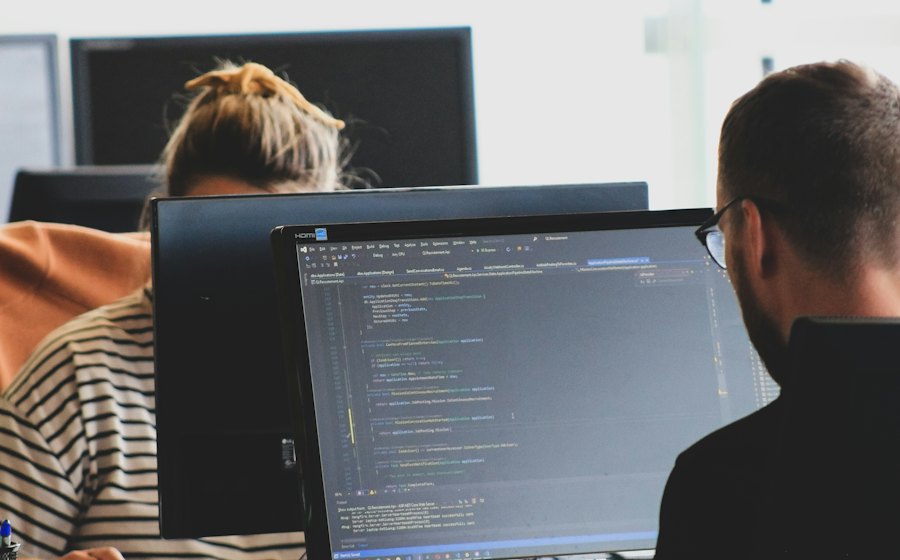 Equipo de desarrollo trabajando en código