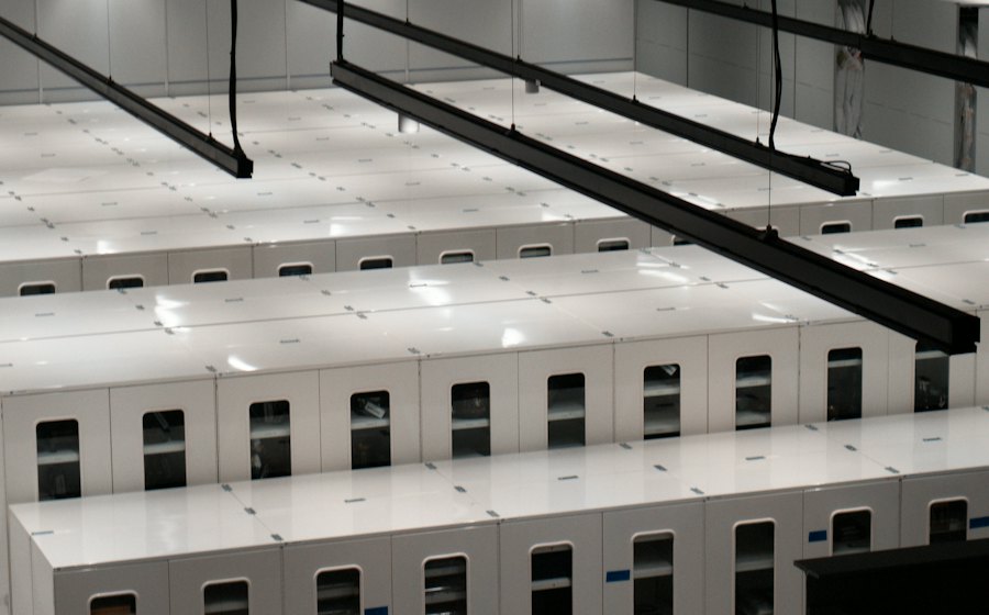 Centro de datos con gabinetes de servidores