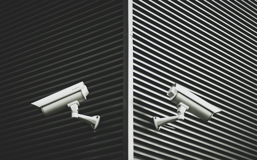 Cámaras de seguridad instaladas en una pared