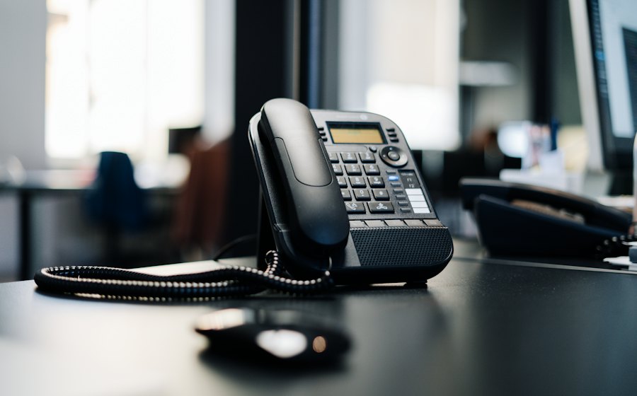 Teléfono IP sobre un escritorio de oficina